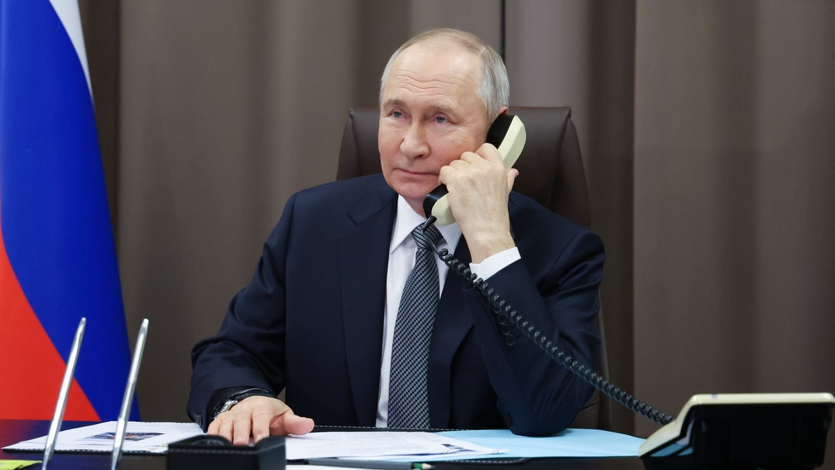 Vladimir Putin surprins în timp ce vorbește la telefon