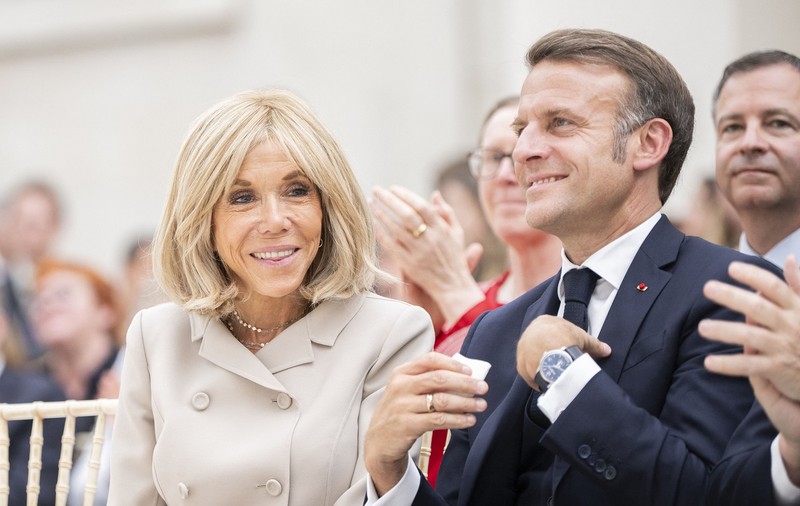 Brigitte Macron își cere scuze pe jumătate după ce a numit „proaste nenorocite” un grup de feministe