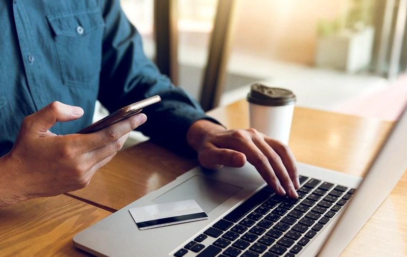 Raport: Românii au făcut anul trecut cumpărături online de 7 miliarde de euro