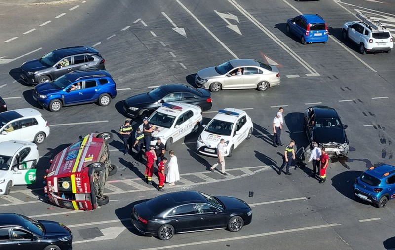 O ambulanță s-a răsturnat în mijlocul unei intersecții din București. S-a ciocnit puternic de o altă mașină, în apropiere de Palatul Parlamentului