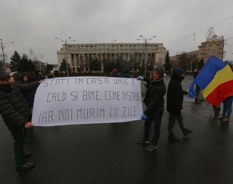 VIDEO/ Oana Pellea și Marius Manole, legați la ochi pentru "noua eră a nepuțintei". Protest mut în Piața Victoriei, duminică 17 decembrie