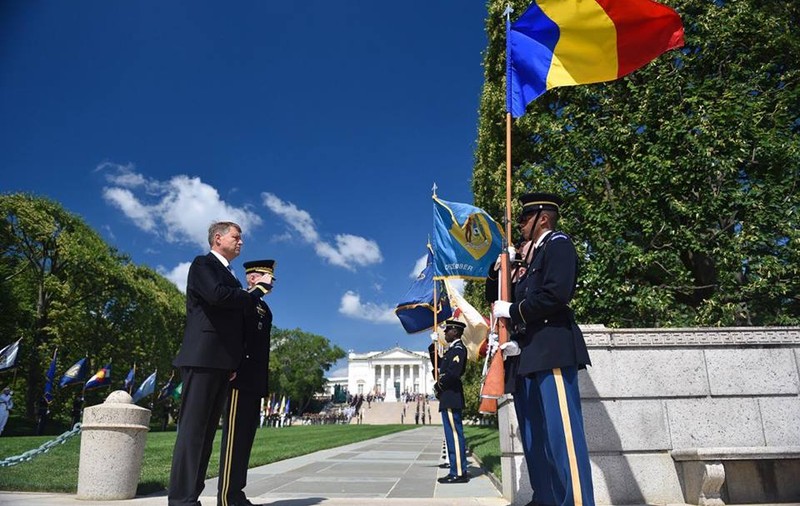 Președintele Iohannis, vizită oficială în SUA: A depus o coroană de flori la Monumentul Soldatului Necunoscut, de la Washington