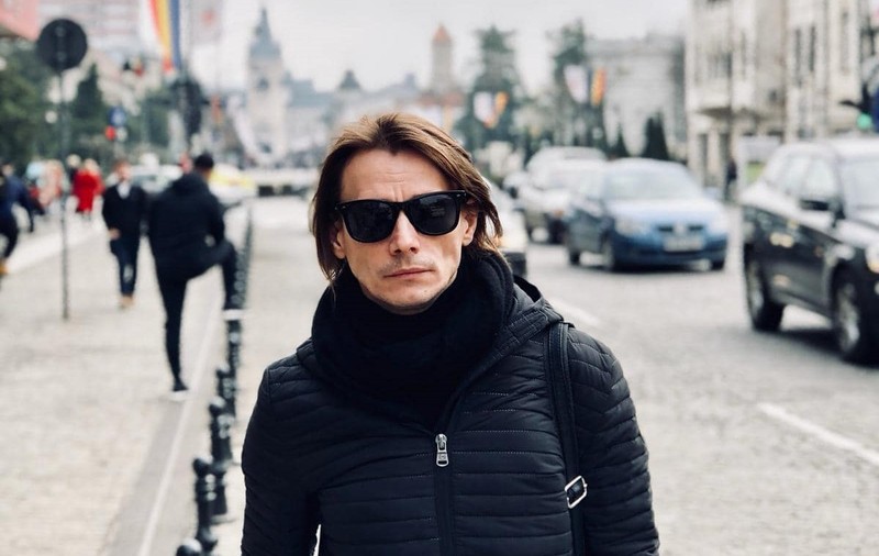 Marius Manole își donează costumul purtat în prima piesă de teatru în care a jucat. Cum arată piesa vestimentară. „Sper că va inspira cât mai mulți oameni”