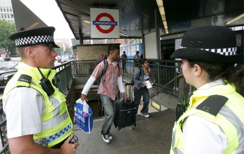 Cinci hoţi români arestaţi în metroul londonez