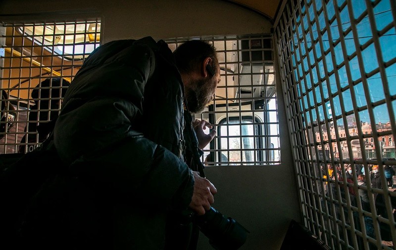 Jurnaliștii ruși incomozi au văzut mitingul în favoarea lui Putin din cușca poliției