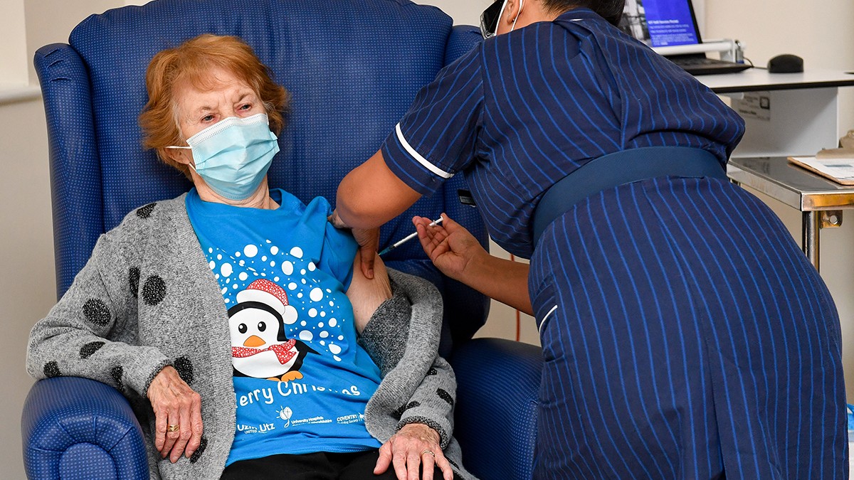 Prima persoană vaccinată în Marea Britanie la începutul lunii decembrie a fost Margaret Keenan, o femeie în varstă de 91 de ani. Foto EPA