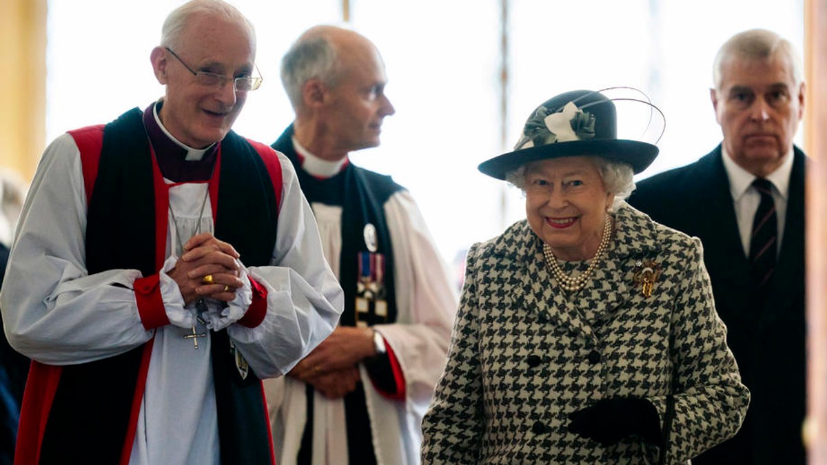 Regina Elisabeta a II-a s-a afișat alături de prințul Andrew, la o zi după ce le-au fost retrase titlurile regale Prințului Harry și lui Meghan Markle