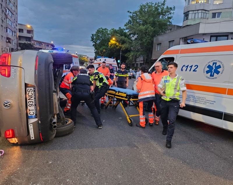 O autospecială de poliție în misiune, spulberată de o șoferiță care nu a acordat prioritate, la Constanța. Trei oameni au fost răniți