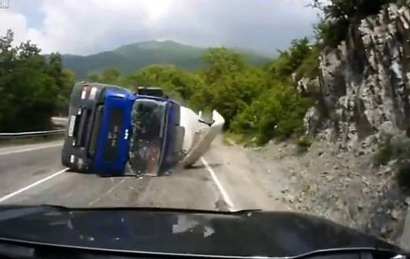 Un rus a scăpat la mustaţă de un impact frontal cu un TIR | VIDEO