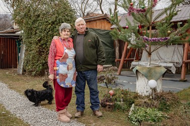 Katalin, Nyilas și Bubico în curtea casei lor