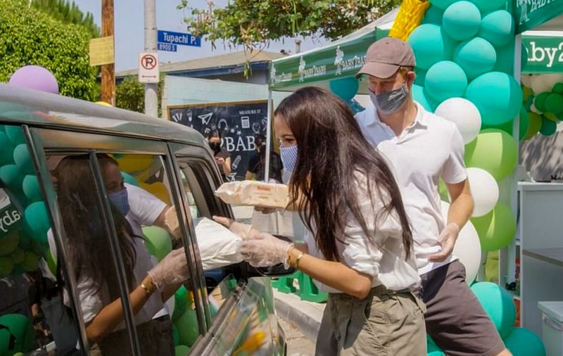 Prințul Harry și Meghan Markle, voluntari în Los Angeles. Împart haine și rechizite familiilor nevoiașe, înainte de începerea școlii