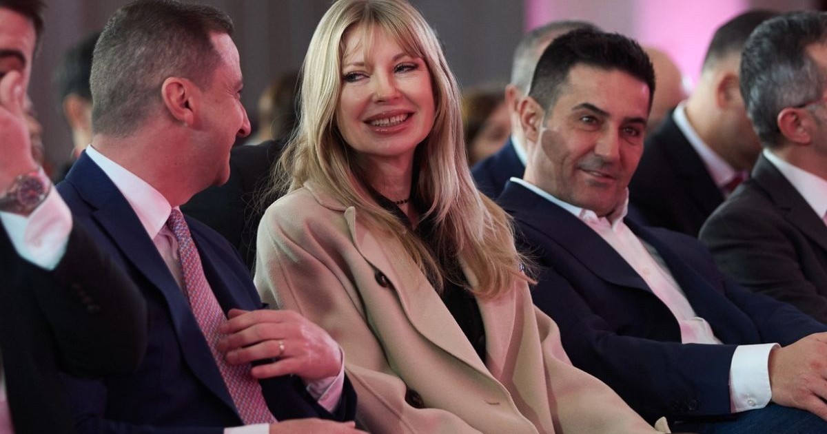 Victoria Stoiciu (centru) la ceremonia de validare a candidaturii lui Crin Antonescu, 2 februarie 2025