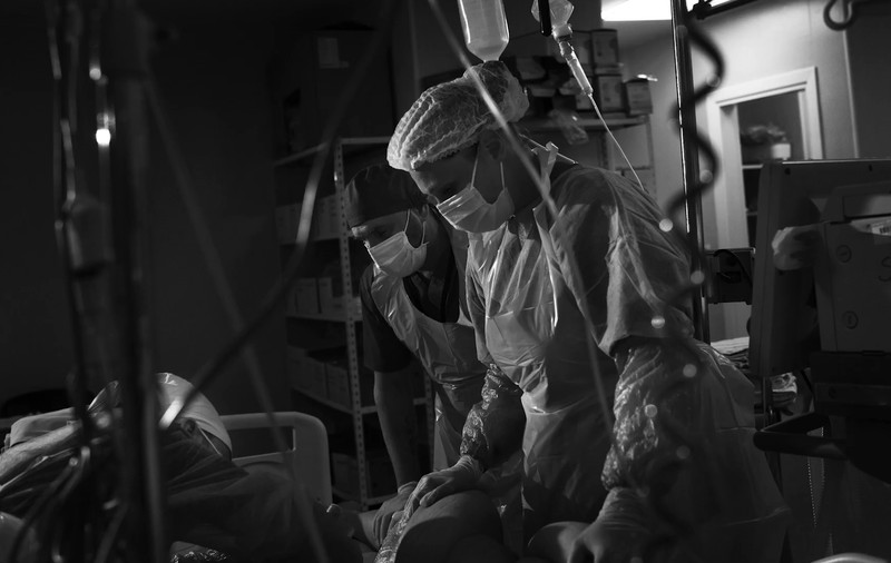 Fotograful din spatele celei mai noi campanii provaccinare: „Am văzut un pacient de vârsta mea. Era intubat. Am înghețat”