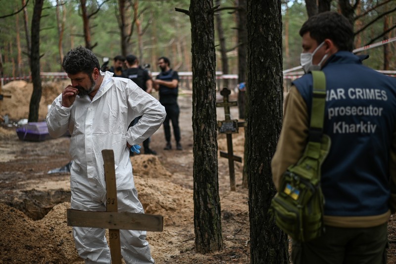 Autoritățile ucrainene lucrează la exhumarea, documentarea și investigarea a aproximativ 400 de cadavre care au fost îngropate într-o groapă comună în timpul ocupației ruse a orașului. 17 septembrie 2022. Izium, Ucraina. Foto: Profimedia