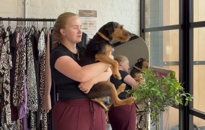 O tânără a renunțat la job și acum câștigă aproape 500 de euro pe zi din haine second-hand: „Nu credeam că va avea un asemenea succes”