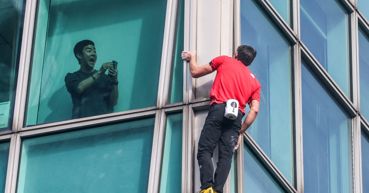 Alpinistul Alex Honnold, surprins în timp ce escaladează un zgârie-nori de 101 etaje din Taipei, capitala Taiwanului Foto: Profimedia