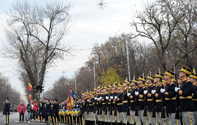 Are MILIOANE de FANI, dar a trecut NEOBSERVATĂ la Parada Militară. Vedeta pe care nu te așteptai s-o vezi la Arcul de Triumf!