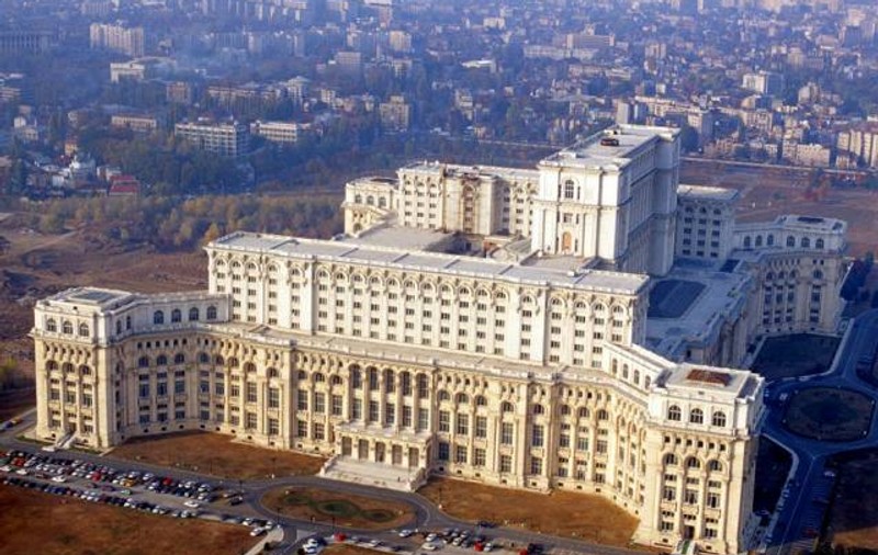 Director la Parlament, judecat pentru că a intermediat o şpagă de 225.000 de euro!