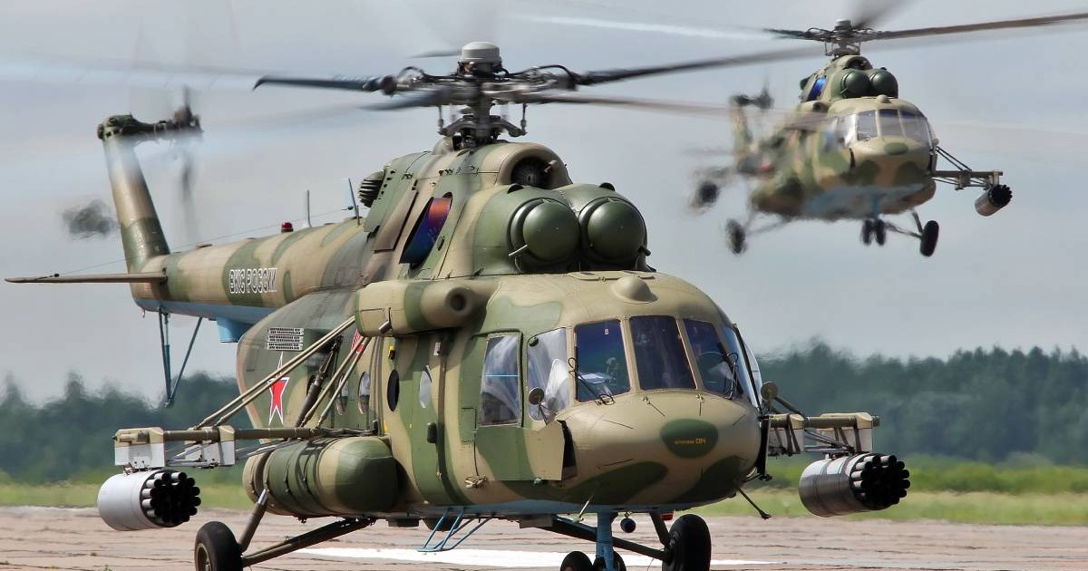 Aterizare a unui elicopter multirol Mil Mi-8 al forțelor aeriene rusești, in spate, inca in zbor, un alt elicopter. Rusia, 2020