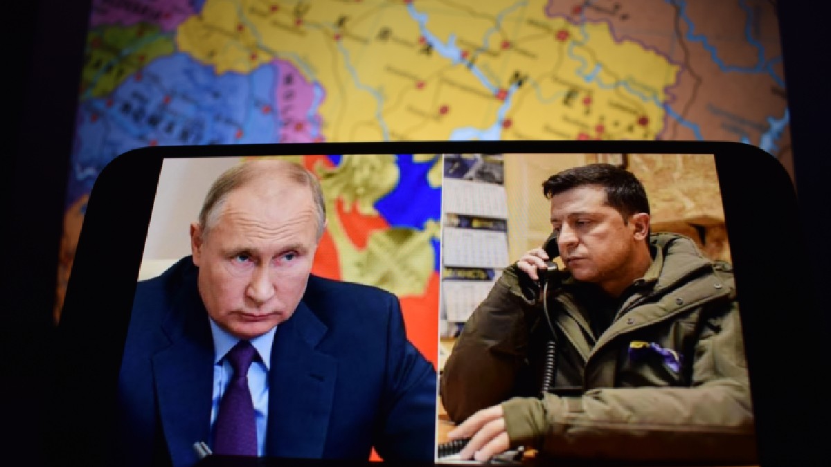 Președintele ucrainean Volodimir Zelenski pe ecranul smartphone-ului în partea dreaptă, iar președintele rus Vladimir Putin în partea stângă; pe fundal se observă și harta Ucrainei