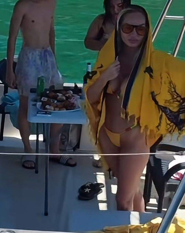 Imagini cu Maria Constantin într-un costum de baie minuscul. Artista își petrece vacanța în Thassos, Grecia