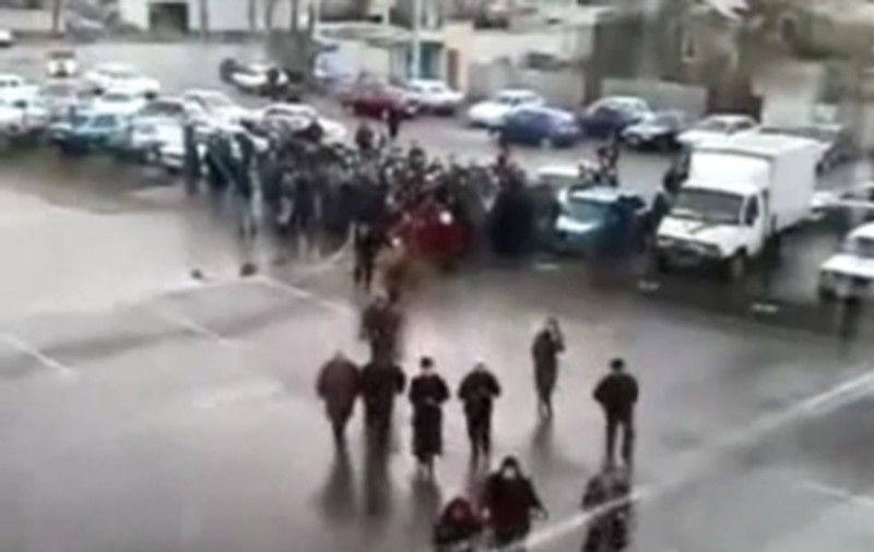 Reducerile LE-AU LUAT MINŢILE! Uite ce sunt în stare sa facă | VIDEO