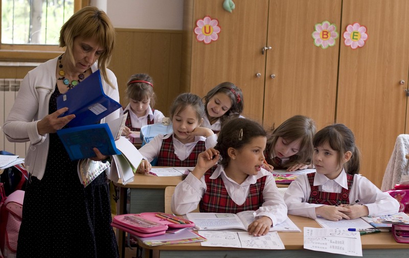 Elevii nu vor uniforme. „Purtarea uniformelor nu va compensa lipsa agenților de pază din școli”
