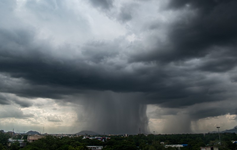 Ploi torențiale, grindină și vijelii în București și 10 județe. Harta zonelor vizate de o nouă avertizare meteo ANM cod galben