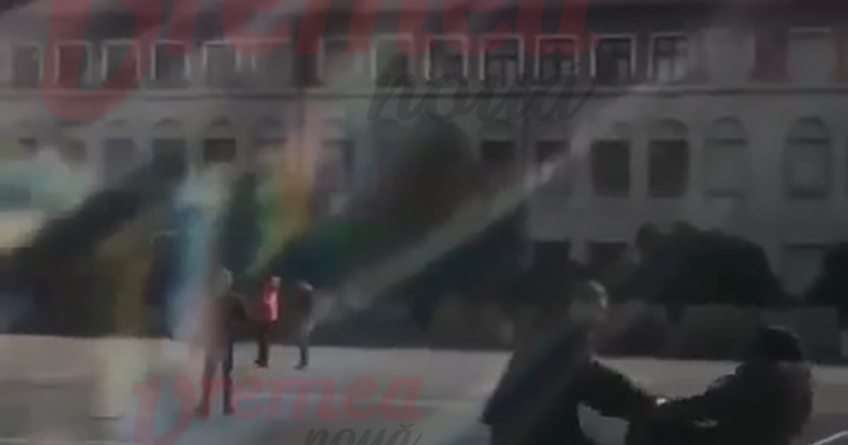 Două eleve s-au bătut în curtea unui liceu din Bârlad. Ce a spus directorul