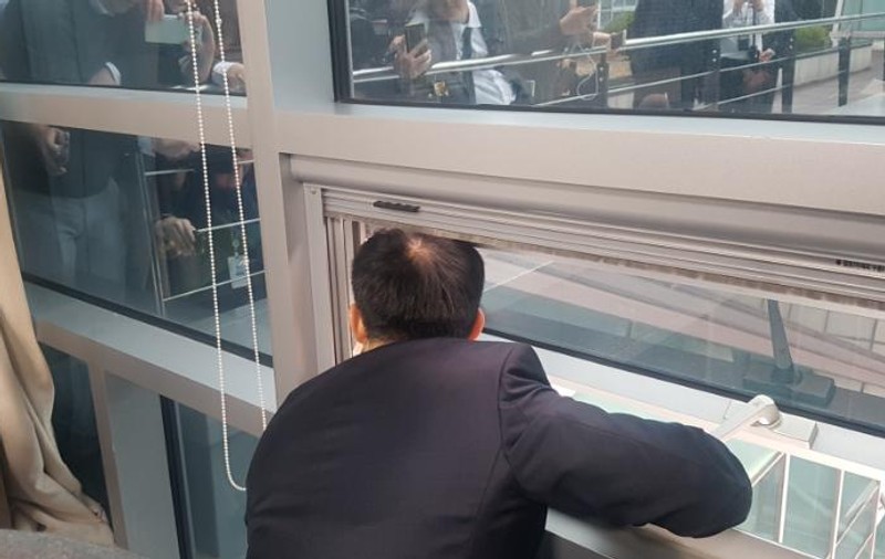 Parlamentar sechestrat în biroul său de rivalii politici, din cauza unei legi pe care urma să o voteze