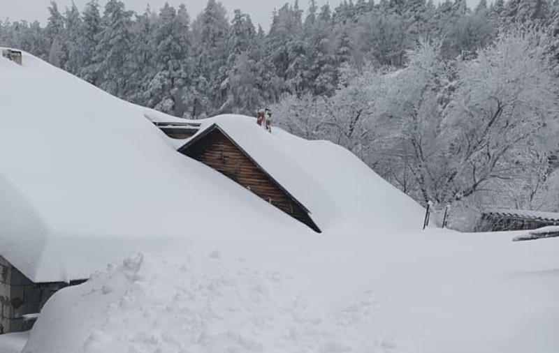 Zăpadă cât casa la Bisoca, în Buzău, după codul portocaliu de ninsoare abundentă și viscol