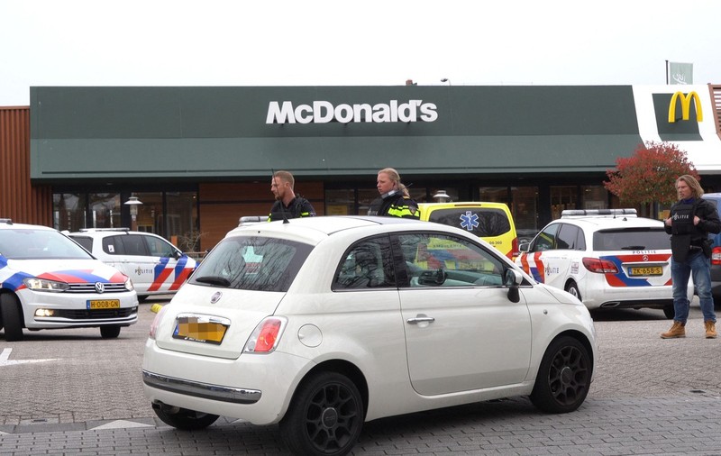 Doi oameni au fost împușcați mortal într-un restaurant McDonald's din Olanda. Poliția încă îl caută pe atacator