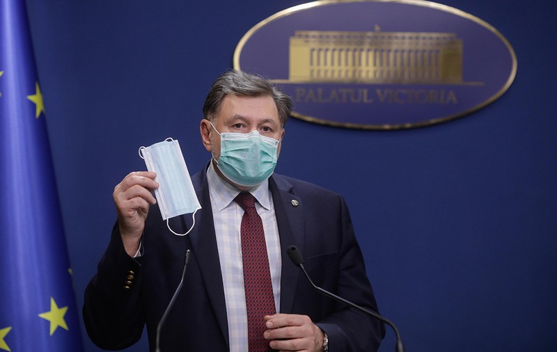 Ministrul Sănătății îndeamnă la purtarea măștii în exterior și după decizia CCR: „E o protecție, o măsură de bun simț”