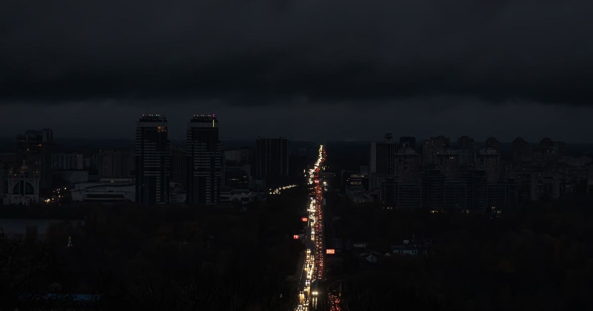 Pană de curent în capitala Ucrainei, Kiev. Străzile capitalei sunt fără iluminat stradal. Se văd doar luminile mașinilor care circulă