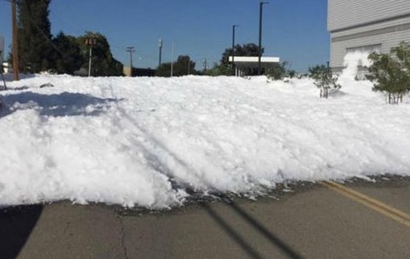 Un oraș din California a fost acoperit de spumă. Ce s-a întâmplat | VIDEO
