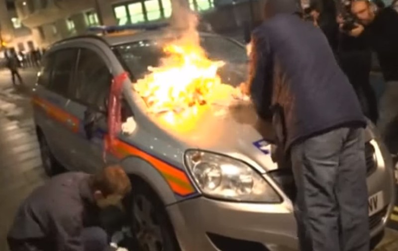 LONDRA A LUAT FOC! Sunt zeci de mii de demonstranți. E mult mai rău decât la noi (VIDEO)