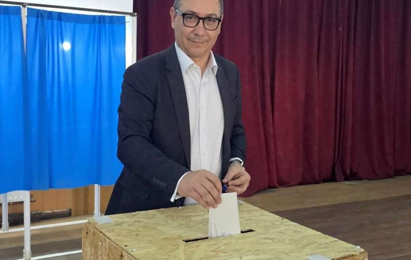 Victor Ponta, ultimul candidat la Președinția României care a votat. S-a oprit inopinat la o secţie din Corbi, judeţul Argeş