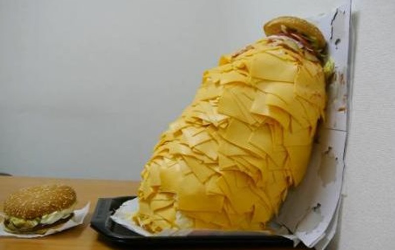 Un japonez a intrat în Cartea Recordurilor după ce a făcut un Burger cu 1.000 de felii de brânză | VIDEO