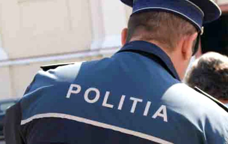 Poliţist lovit cu piatra în cap de un scandalagiu, la Brăila. Omul legii s-a ales și cu cămașa ruptă