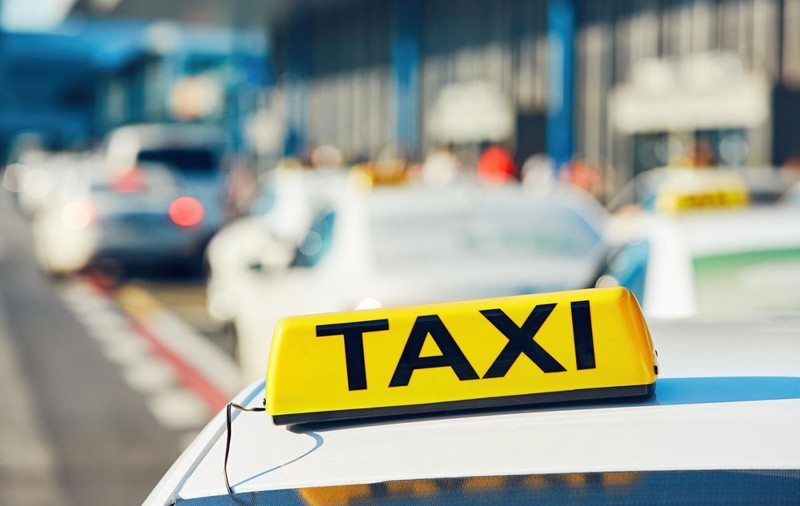 Dispar taxiurile de la aeroportul din Cluj-Napoca. „Omul va apăsa pe buton și în 2-3 minute îl va prelua o mașină”