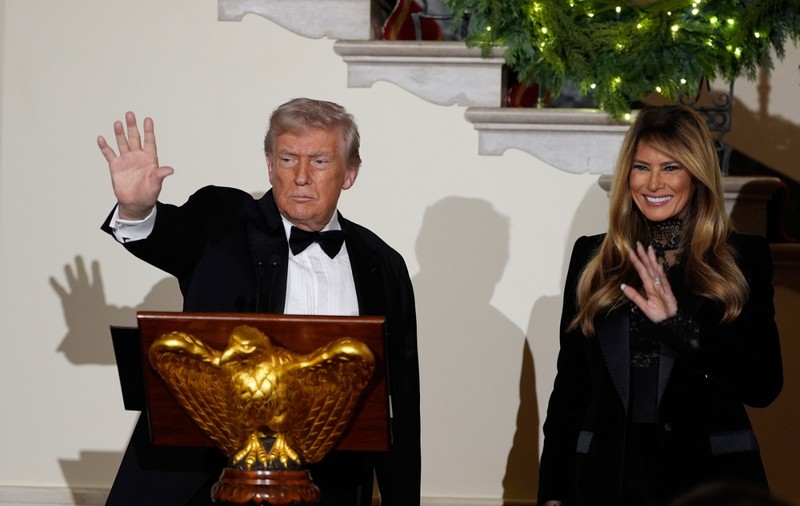 „Parcă merg la înmormântare”. Poza oficială de Crăciun cu Melania și Donald Trump a ridicat semne de întrebare pe rețelele sociale