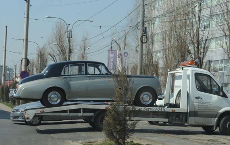Ţiriac îşi plimbă luxosul Rolls Royce cu platforma prin oraş