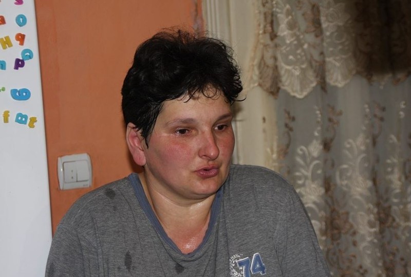 Mama fetiței bătute de învățător