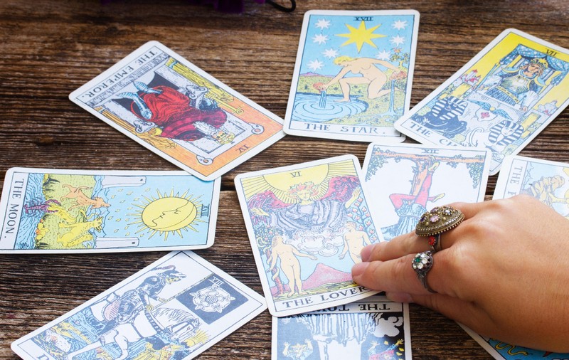 Rușii apelează la tarot pentru a anticipa pacea în Ucraina, într-un act de disperare colectivă