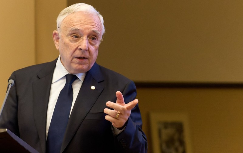 Mugur Isărescu și-a amintit perioada de premier: „Pe final, vorbeam singur și număram ca un deținut câte zile mai am”. Ce scriau ziarele la instalare, în 1999, și la plecare, în 2000