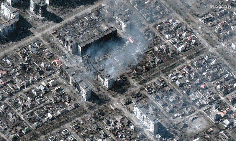 Imagini din satelit arată clădiri în flăcări la Mariupol, 22 martie | Foto: EPA