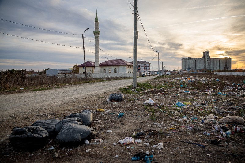 Geamia din cartierul Oborul Nou din Călărași, iar pe partea dreaptă câmpul unde locuitorii își aruncă gunoaiele, pentru că în zonă nu există pubele.