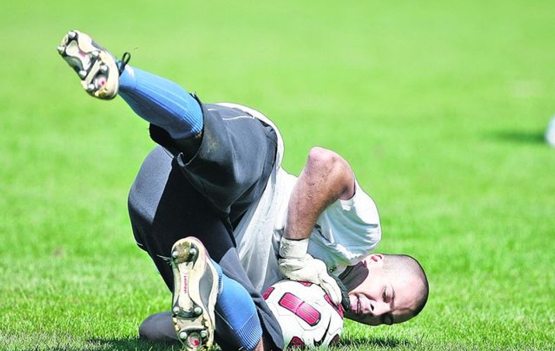 Portarul eston Serghei Lepmets a fost ciomăgit într-un club din Bucureşti: Şi bătut, şi exclus din lot!