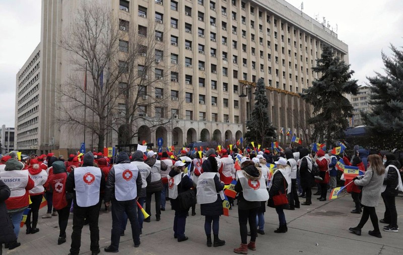 Protest Sanitas la Ministerul Transporturilor. Angajații se tem că Grindeanu va renunţa la spitalele din subordine