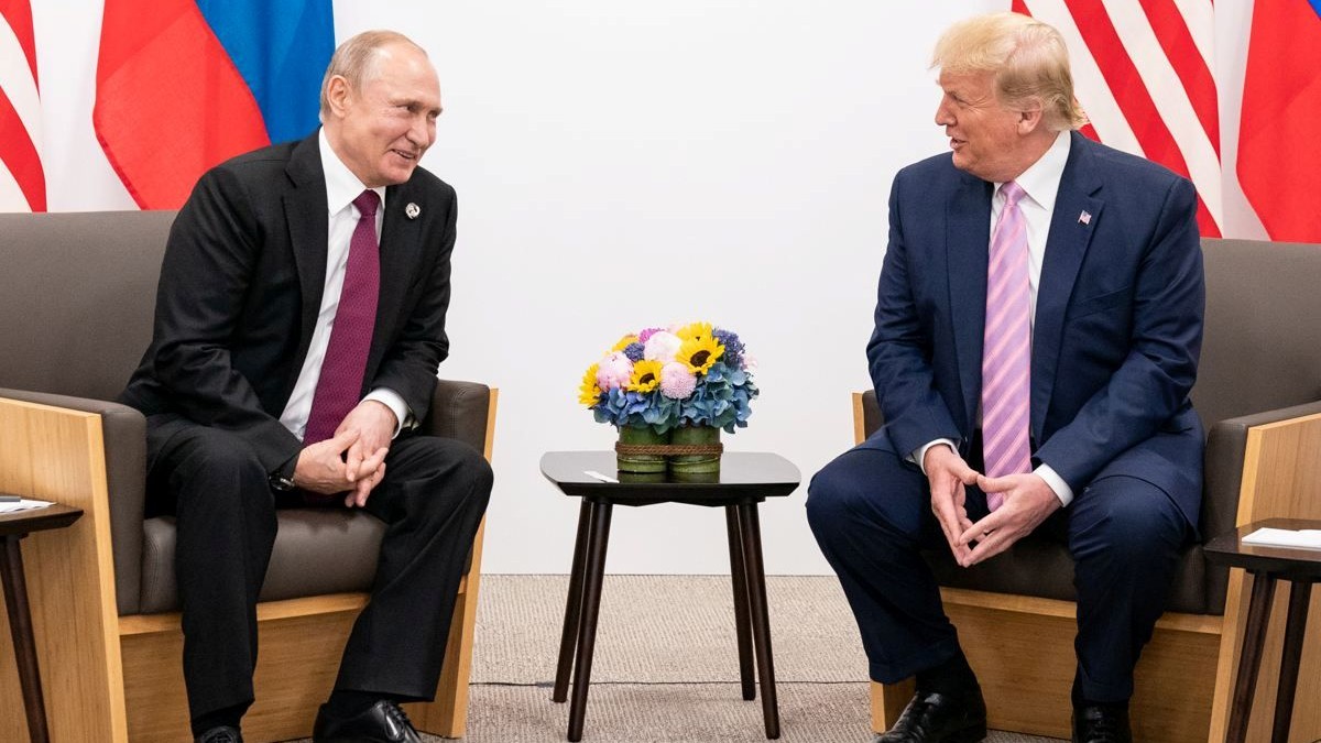 Vladimir Putin și Donald Trump, cu zâmbetul pe buze pe durata unei întâlniri